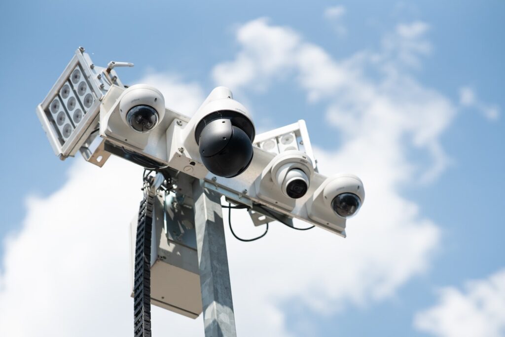 Videosurveillance mats 2-min Mât de surveillance haute définition avec caméras multiples pour sécurisation de grands espaces extérieurs